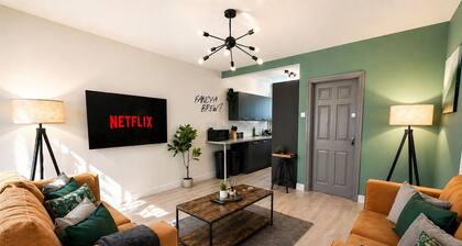 Large 6 Bed House | Free Parking | UltraFast WI-FI