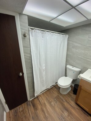 Haartrockner, Handtücher, Seife, Toilettenpapier