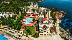A resort with a large pool, multiple buildings, and a coastline view. - Marina Royal Palace (Sozopol)