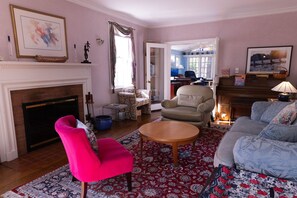 Living area - Beautiful home, big family kitchen/playroom, close to shopping & Rock Creek Park (Washington)