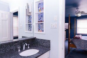 Bathroom - Beautiful home, big family kitchen/playroom, close to shopping & Rock Creek Park (Washington)