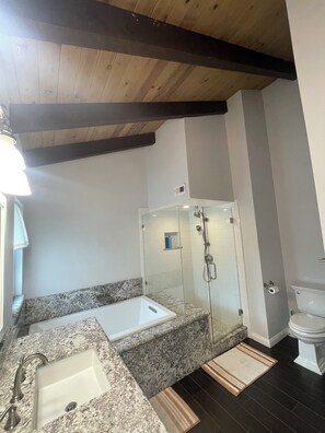 Bathroom - Family Beach Retreat - Pool, Walk to Beach, Redondo Pier, Nightlife (Redondo Beach)