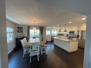 Dining - Family Beach Retreat - Pool, Walk to Beach, Redondo Pier, Nightlife (Redondo Beach)