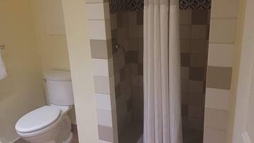 Douche, sĂšche-cheveux, serviettes fournies, savon