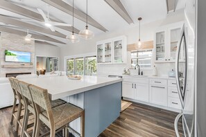 Microwave, oven, stovetop, dishwasher - The Sanibel Yachtsman (Sanibel)