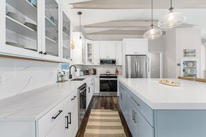 Microwave, oven, stovetop, dishwasher - The Sanibel Yachtsman (Sanibel)