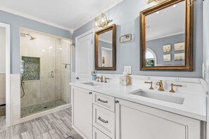 Tina de hidromasaje, secadora de cabello, toallas, jabón 