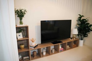Interior - Villa Zen: Cozy West Coast 1-bedroom studio (Prospect)