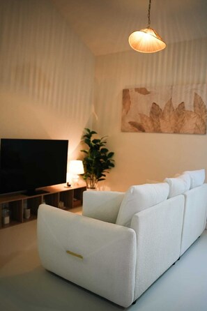 Living area - Villa Zen: Cozy West Coast 1-bedroom studio (Prospect)