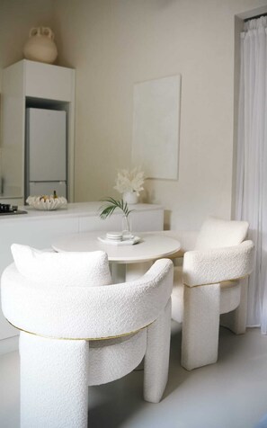 Dining - Villa Zen: Cozy West Coast 1-bedroom studio (Prospect)