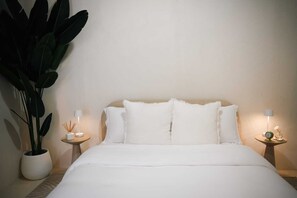 1 bedroom, iron/ironing board, WiFi, bed sheets - Villa Zen: Cozy West Coast 1-bedroom studio (Prospect)