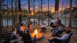 Property grounds - Warm Days & Cool Knights—Fire Pit—Boat Rental! (Mooresville)