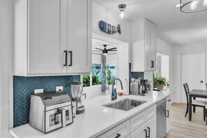 Fridge, microwave, oven, stovetop - Spacious Family Getaway Near AMI Beaches! Bikes, Beach Gear, Pets & Sleeps 8 (Bradenton)
