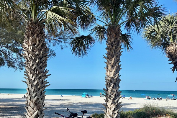 Una spiaggia nelle vicinanze, lettini da mare, teli da spiaggia