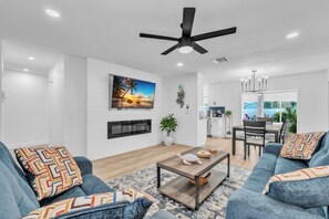 Smart TV, fireplace, computer monitors, printers - Spacious Family Getaway Near AMI Beaches! Bikes, Beach Gear, Pets & Sleeps 8 (Bradenton)