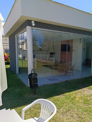 Outdoor dining - Apartment in a prime location on Coroa Vermelha beach, in a gated community. (Santa Cruz Cabrália)