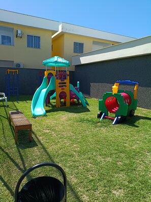 Children’s area - Apartment in a prime location on Coroa Vermelha beach, in a gated community. (Santa Cruz Cabrália)