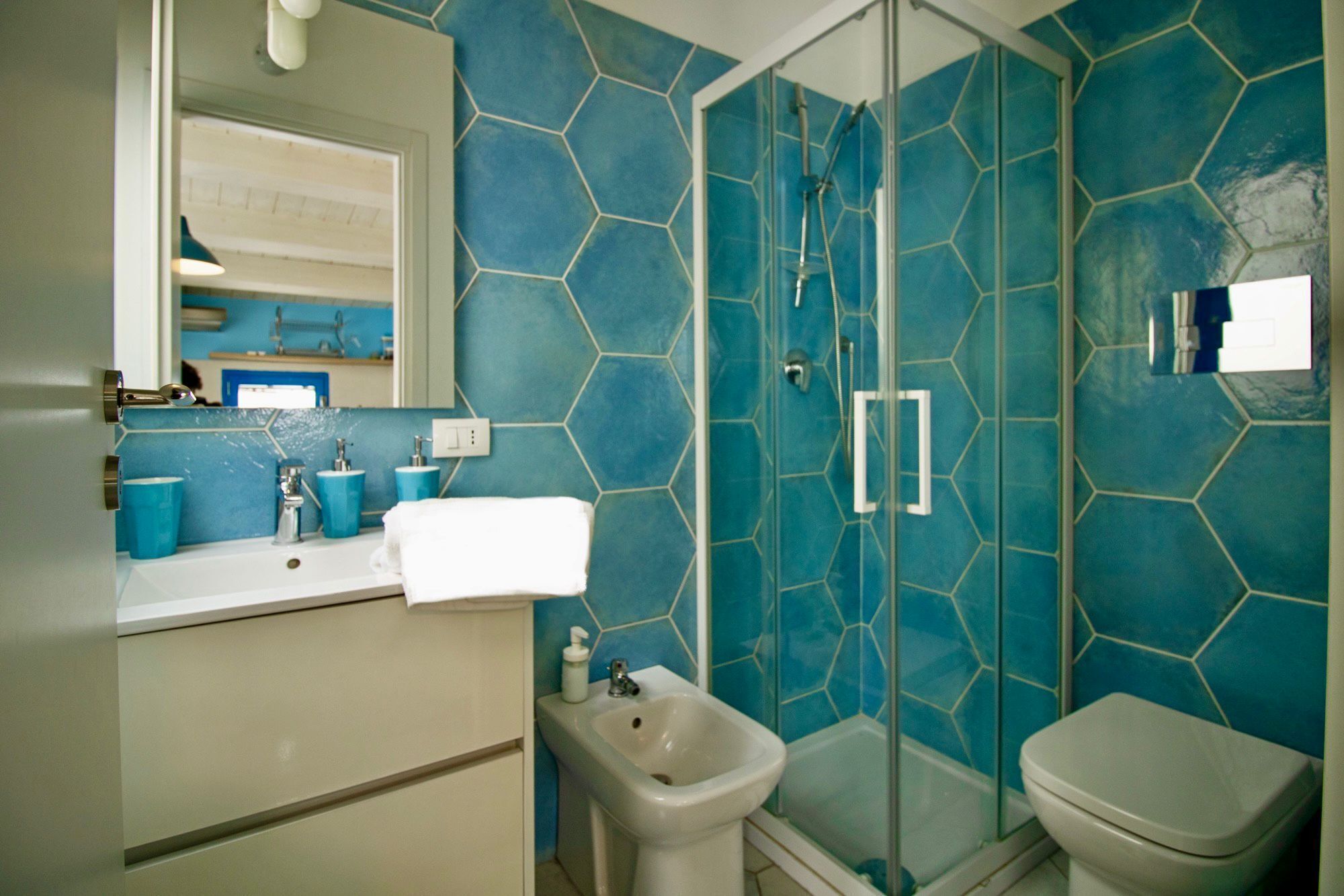 Een douche, een haardroger, een bidet, handdoeken