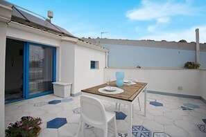Outdoor dining - Blue House Dream -Cozy apartment 3 minutes from the sea (Marina di Ragusa)