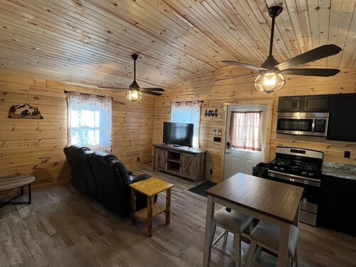 Peaceful 2-bedroom cabin with AC in cozy Eddyville
