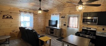 Peaceful 2-bedroom cabin with AC in cozy Eddyville