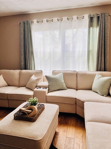 SummerRidge Oasis 4 bedrooms and 1 sleeping couch