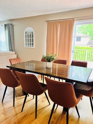 SummerRidge Oasis 4 bedrooms and 1 sleeping couch