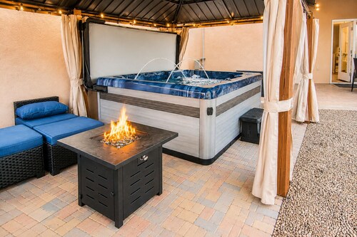 Well-Stocked and Spacious w/ Hot Tub, Pool Table, Firepit and Fast Wifi