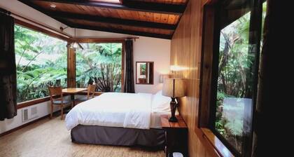 Two Peaceful cabins in marvelous Volcano for a relaxing stay.