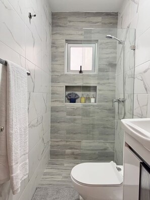 Shower, hair dryer, towels, soap - Modern 2-bedroom condo with pool, Wi-Fi, and gym in the heart of Santo Domingo (Santo Domingo)