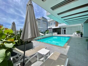 Outdoor pool, a heated pool - Modern 2-bedroom condo with pool, Wi-Fi, and gym in the heart of Santo Domingo (Santo Domingo)