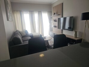 Living room - Charming 2-bedroom Apartment in Midrand, Close to Mall of Africa (Johannesburg)