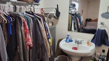 Douche, serviettes fournies, papier toilette