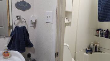 Douche, serviettes fournies, papier toilette