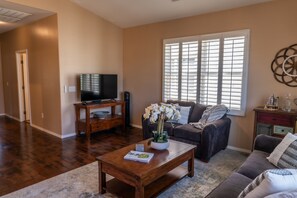 Smart TV - Beautiful 3-bed 2-bath home centrally located in Gilbert with heated pool access (Gilbert)