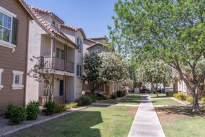 Exterior - Beautiful 3-bed 2-bath home centrally located in Gilbert with heated pool access (Gilbert)