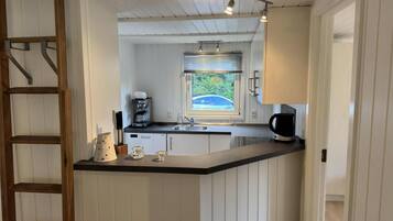 Kaffe-/temaskine, køleskab, mikrobølgeovn, ovn