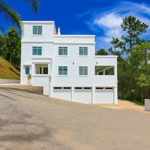 A modern two-story house with a driveway, garage, and a well-maintained lawn. - Casa Las Nubes-cayey (Cayey)