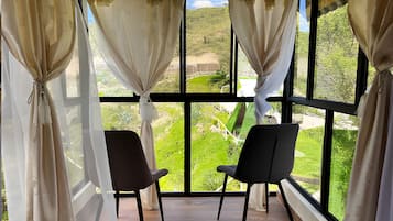 Deluxe Double Room, Patio, Mountain View | Interior