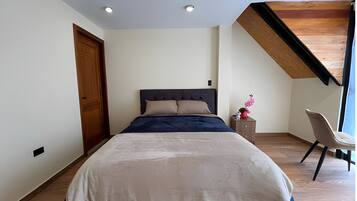 Comfort kamer, patio, uitzicht op bergen | Een bureau, gratis wifi