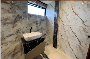 Chambre Deluxe double, patio, vue sur la montagne | Salle de bain | Serviettes fournies, savon, shampooing, papier de toilette