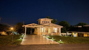 Exterior - Beautiful Historic 4-bedroom house with a cockpit lookout over Batesville (Batesville)