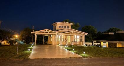 Beautiful Historic 4-bedroom house with a cockpit lookout over Batesville
