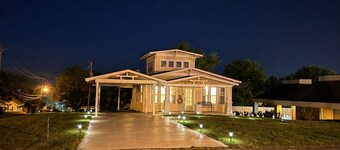 Beautiful Historic 4-bedroom house with a cockpit lookout over Batesville