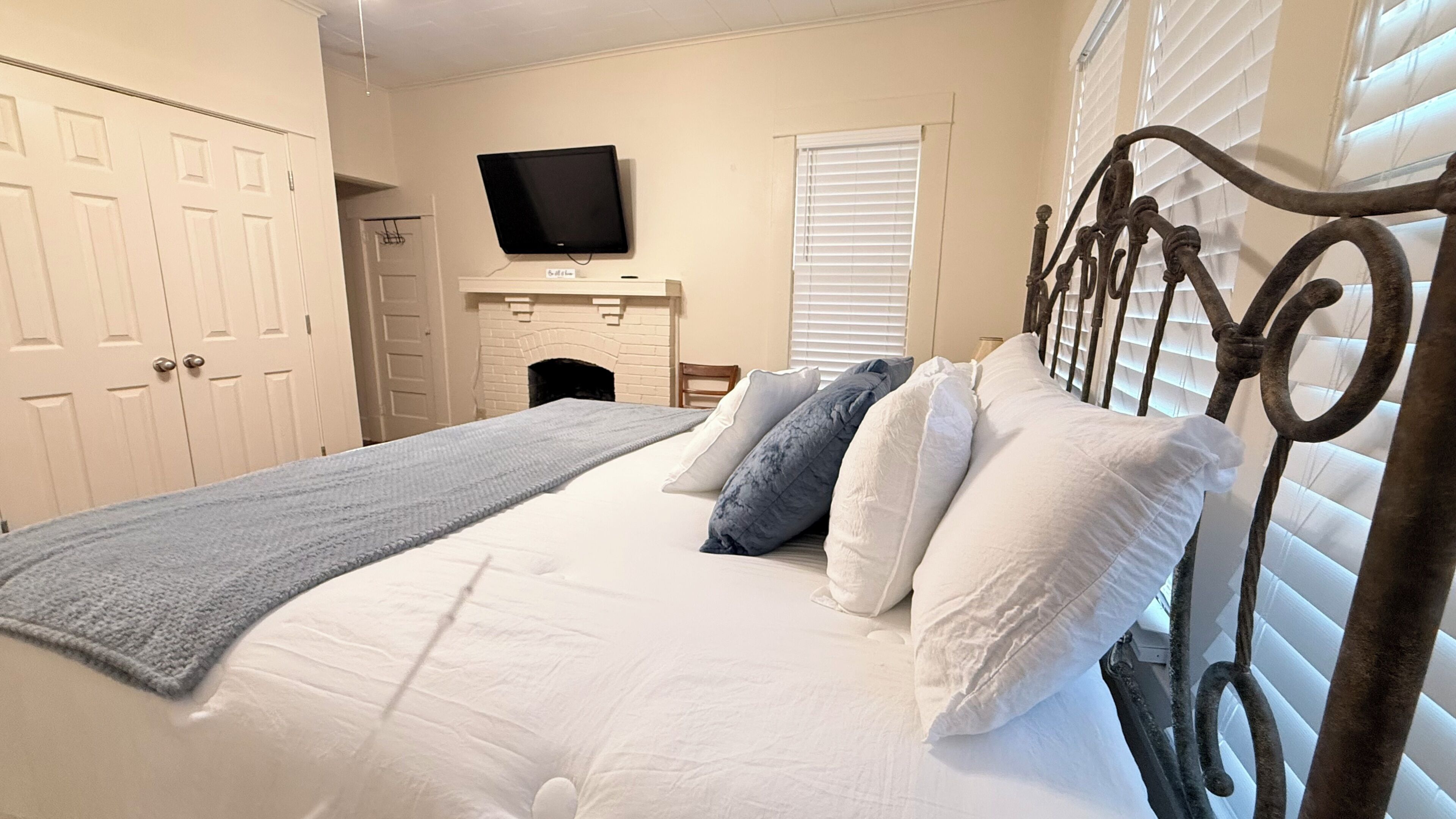 4 bedrooms, iron/ironing board, WiFi, bed sheets