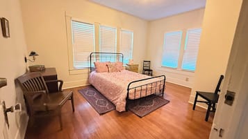 4 habitaciones, tabla de planchar con plancha, wifi y ropa de cama