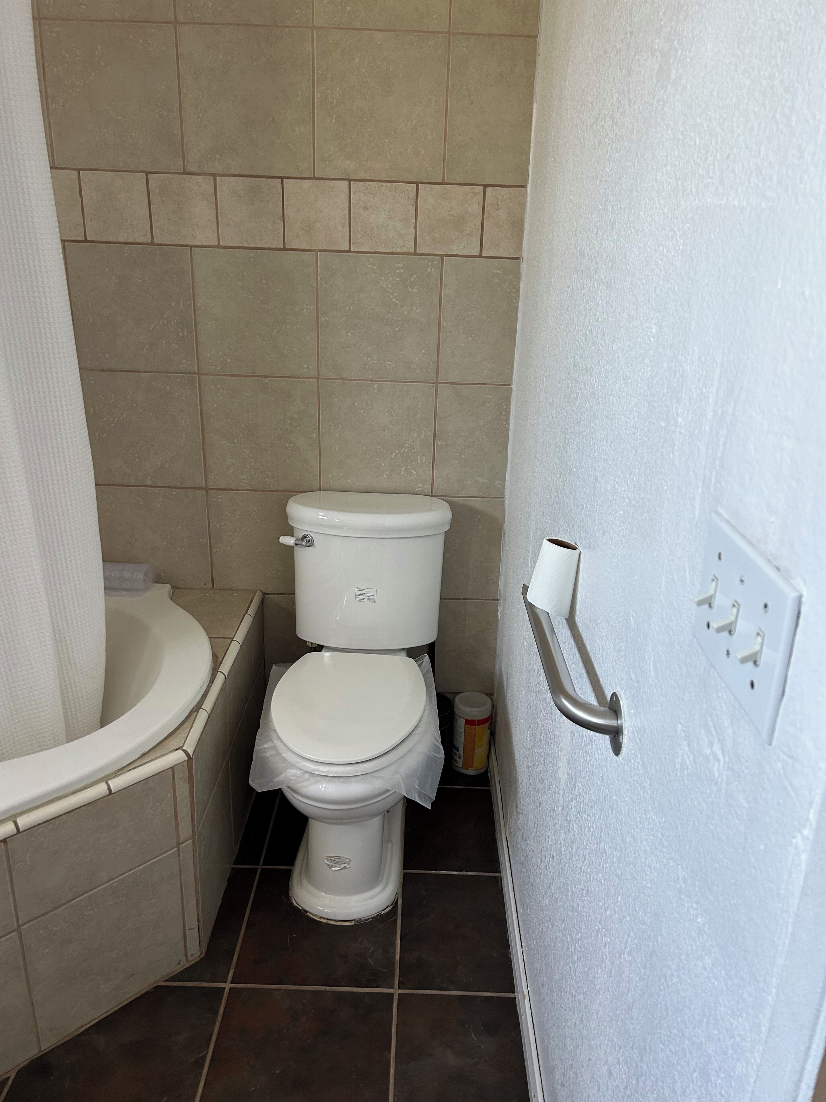 Secadora de cabello, toallas, jabón, papel de baño 