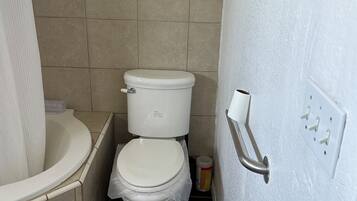 Secadora de cabello, toallas, jabón, papel de baño