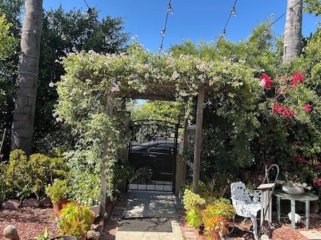 Property grounds. Micro Studio Inglewood.15 min from LAX, 5 min to Sofi, Forum,N,405 Fwy.