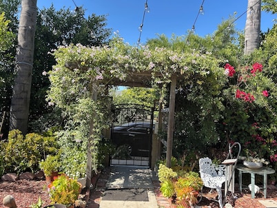 Micro Studio Inglewood.15 min from LAX, 5 min to Sofi, Forum,N,405 Fwy.